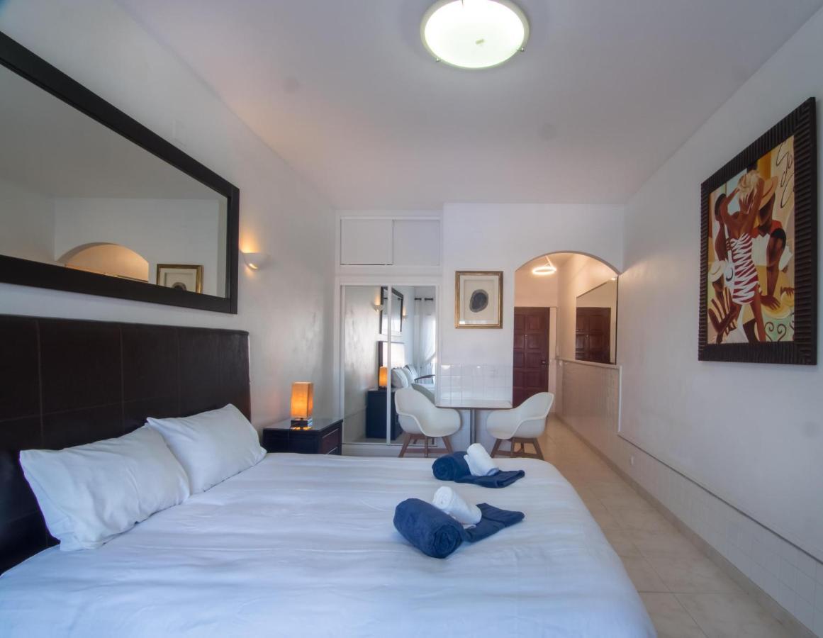 Lagos Main Avenue Studio With Marina View Balcony Exterior photo