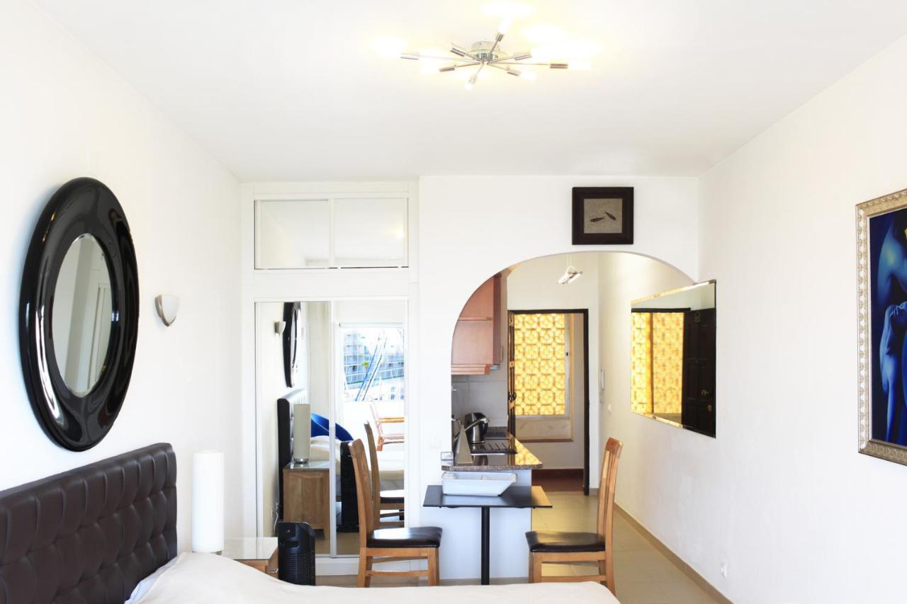 Lagos Main Avenue Studio With Marina View Balcony Exterior photo